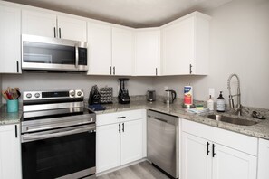 雪櫃、微波爐、焗爐、爐具