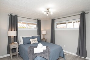 3 間睡房、書桌、熨斗/熨衫板、可攜式嬰兒床