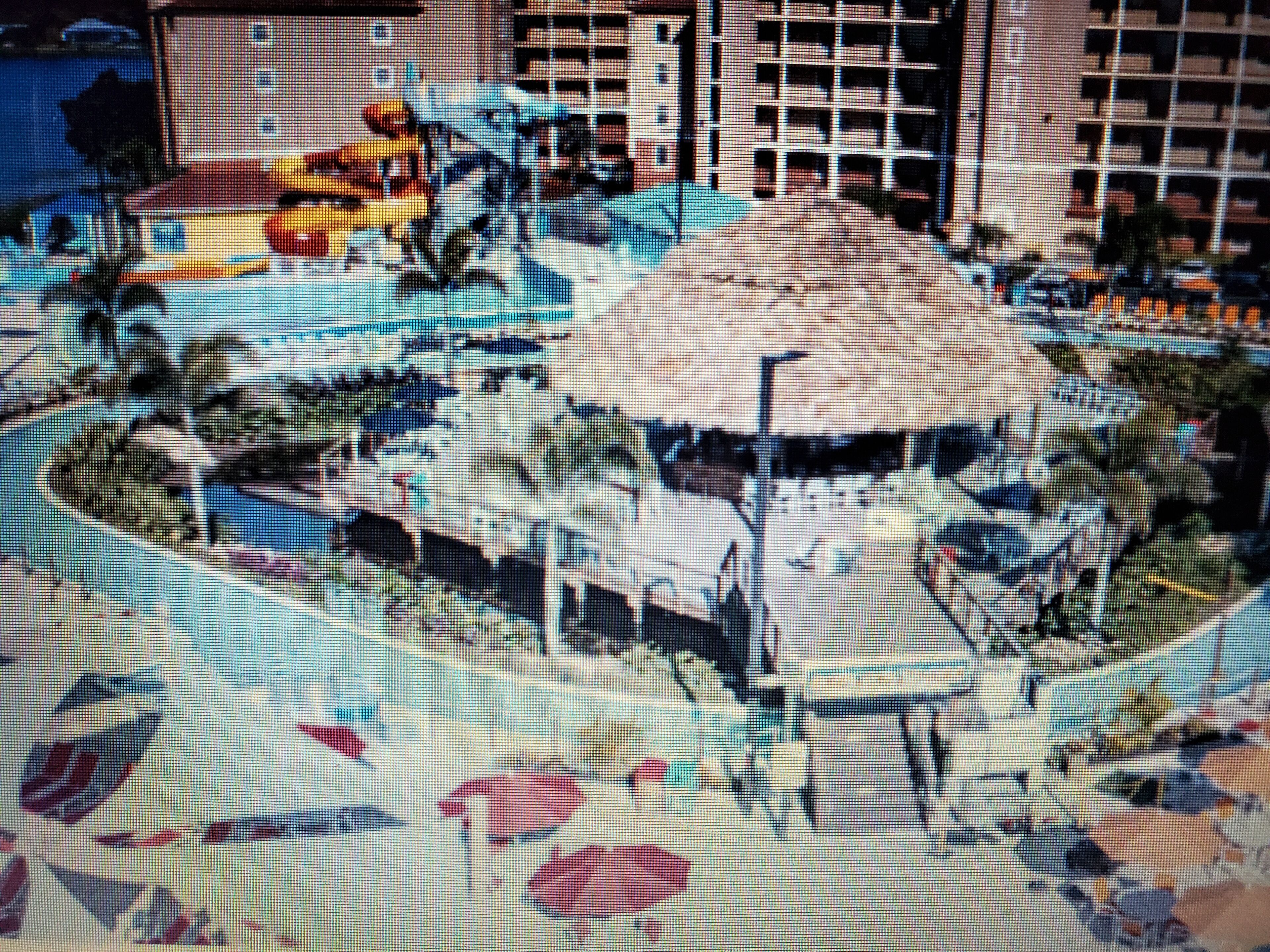 Un edificio con un patio central circular, varios pisos y una combinación de espacios comerciales y residenciales.