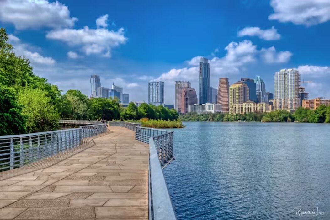 Downtown 2BDRM 2BATH Sleeps 6 Free Parking & Pool