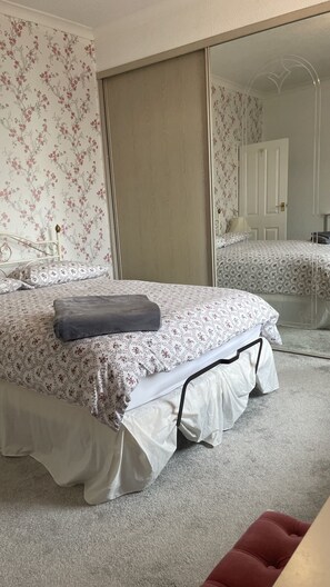 3 bedrooms, desk, iron/ironing board, free WiFi