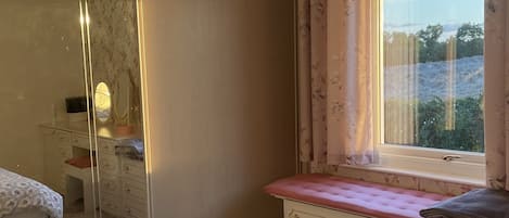 3 bedrooms, desk, iron/ironing board, free WiFi