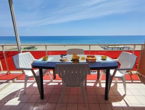 Outdoor dining - Appartement T2 vue Mer, Moderne, Clim 3 Etoiles Parking 4plmer53 (CANET PLAGE)