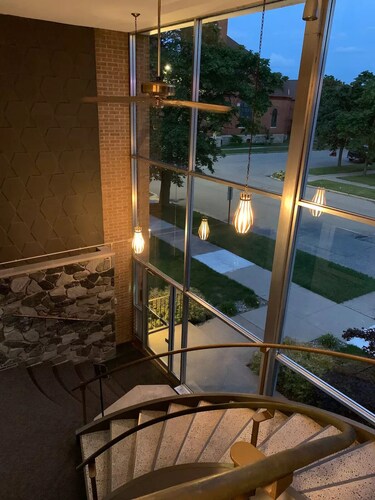 Clean, spacious, tastefully decorated 3 bedroom 2 bathroom Luxury Penthouse Apt