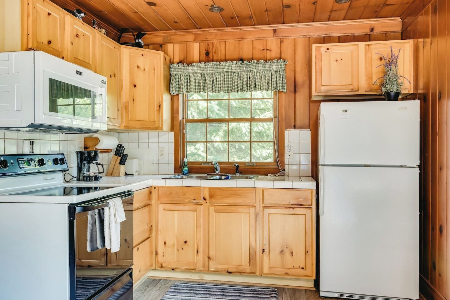 Refrigerador, cafetera y tetera y utensilios de cocina 