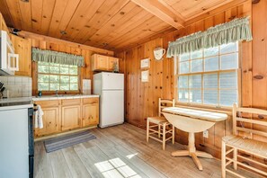 Kühlschrank, Wasserkocher mit Kaffee-/Teezubehör