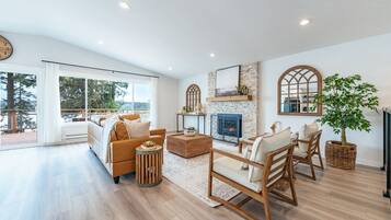 TV connectée, cheminée, jeux vidéo, livres