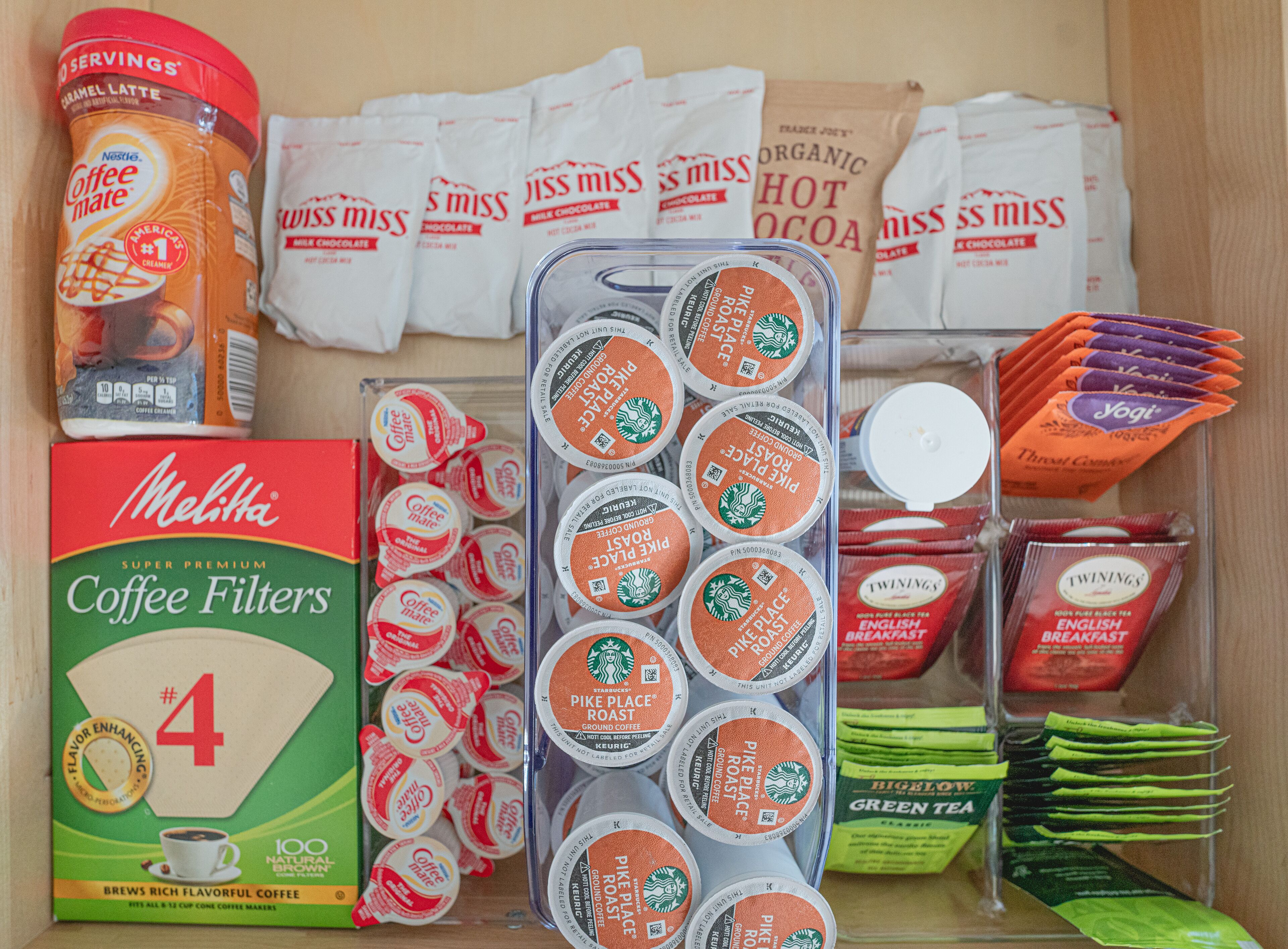 Une variété de produits à base de café et de thé, notamment le Starbucks Pike Place Roast, le Twinings English Breakfast et les filtres à café Melitta.