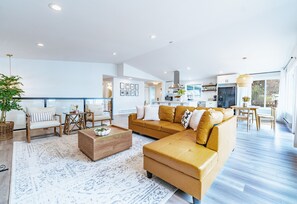 Een smart-tv, een open haard, videogames en boeken