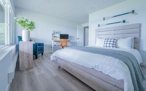 4 slaapkamers, een bureau, een strijkplank/strijkijzer, reisbedje