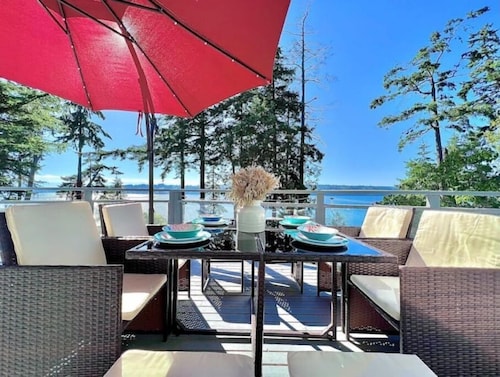 Freeland Bay View Waterfront Family Villa Retreat