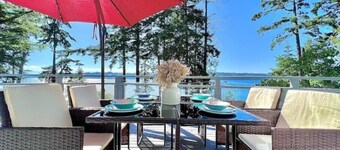 Freeland Bay View Waterfront Family Villa Retreat