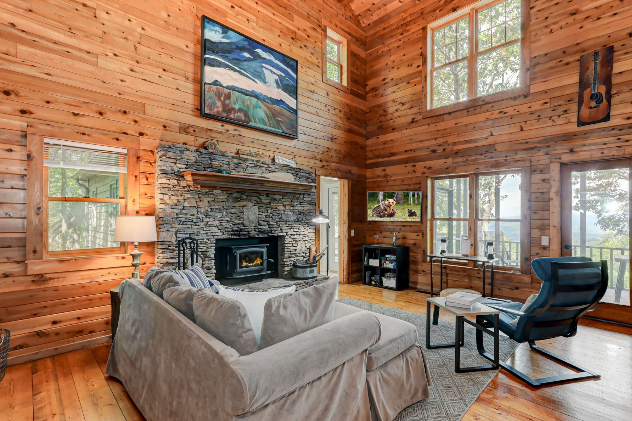 Televisión, chimenea, futbolito