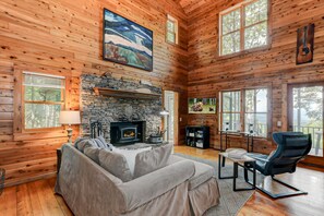 Fernseher, Kamin, Tischfußball