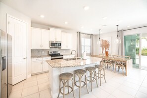 Kylskåp, mikrovågsugn, ugn och spishäll