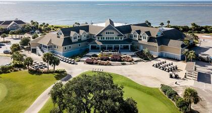 Serene Modern Top Floor Villa Under the Ancient Oaks