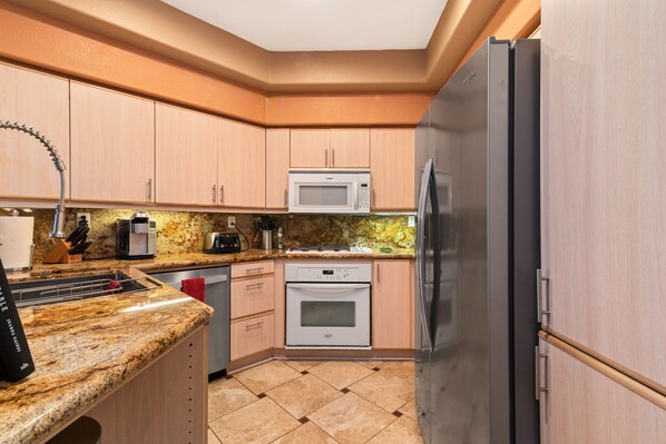 Kühlschrank, Mikrowelle, Ofen, Herdplatte