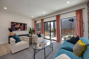 Smart TV, fireplace, ping pong, books - Hyve - Boho Bliss - 3 Bedroom - Located In SOBRO (Nashville)