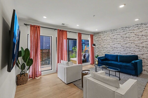 Smart TV y chimenea 