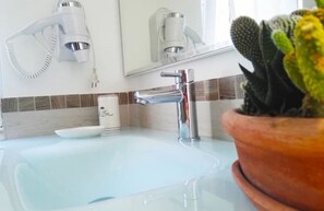 Ducha, secador de pelo, bidé y toallas