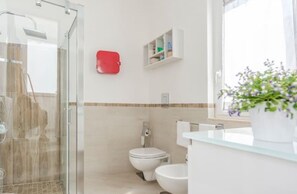 Bruser, hårtørrer, bidet, håndklæder