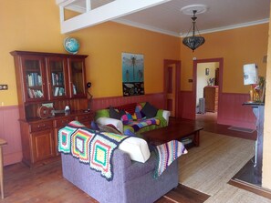 Living area - Artist's House in the Blue Mountains, warm and cosy. (Katoomba)