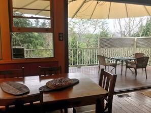 Outdoor dining - Artist's House in the Blue Mountains, warm and cosy. (Katoomba)