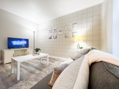 Close to SFA, Downtown. Tranquil Nacogdoches Getaway! Modern Downtown Apartment.