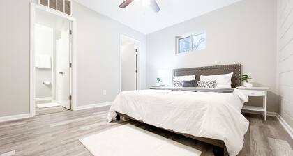 Close to SFA, Downtown. Tranquil Nacogdoches Getaway! Modern Downtown Apartment.