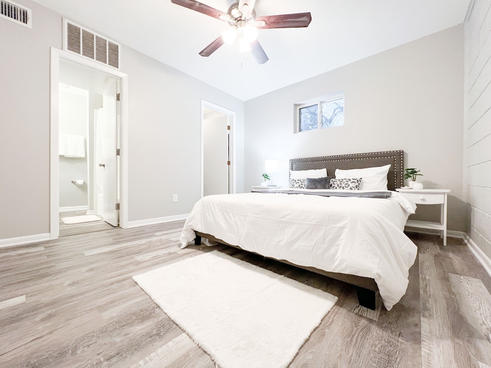 Close to SFA, Downtown. Tranquil Nacogdoches Getaway! Modern Downtown