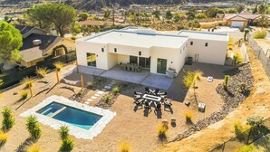 A modern two-story house with a swimming pool, patio, and mountain views. - Stardust Luxe - Modern Desert Retreat - Heated Pool, Spa & Firepit (Yucca Valley)