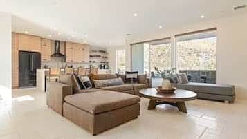 Smart TV, chimenea y biblioteca musical