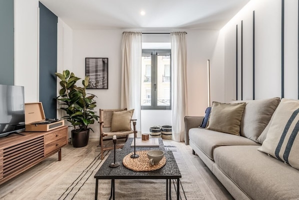 Smart TV - Favola - 1 bedroom in Arapiles (Madrid)