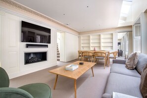 TV, stereo - Delightful Marleybone 2BR w/ Balcony & Retractable Roof, by Blueground (London)