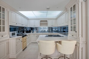 Een koelkast, een microgolfoven, een oven, een vaatwasser