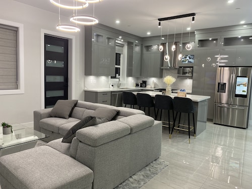 Great Location close to downtown, 10’ to cruiseship terminal, whistler, Capilano