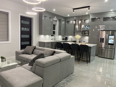 Great Location close to downtown, 10’ to cruiseship terminal, whistler, Capilano