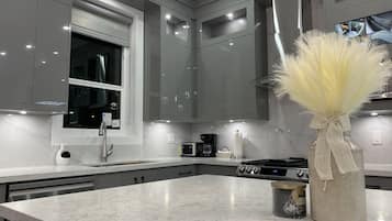 Microonde, forno, piano cottura, lavastoviglie