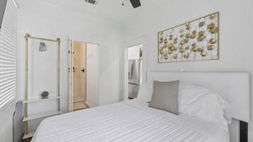 1 slaapkamer, een bureau, een strijkplank/strijkijzer, reisbedje