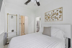 1 bedroom, desk, iron/ironing board, travel cot - Luxury Home— Midtown; Huge Backyard; Mardi Gras (Mobile)