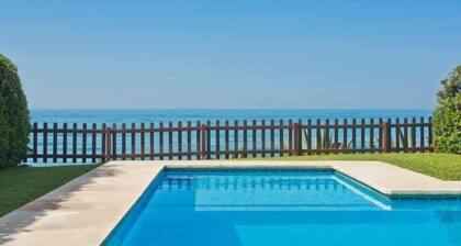 Beachfront Escape 3 Bed House - Stunning Sea Views