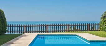 Beachfront Escape 3 Bed House - Stunning Sea Views