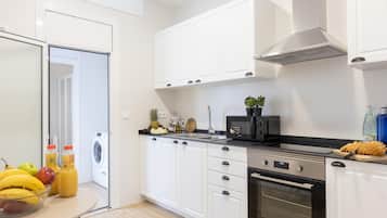 Een koelkast, een magnetron, een oven, een vaatwasser