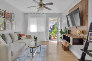 Living area - Cozy nest 5 minutes from downtown St Pete and hospitals (St. Petersburg)