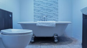 Shower, bidet, towels - Lakeside Lodge - Warrenwood Country Park (East Sussex)