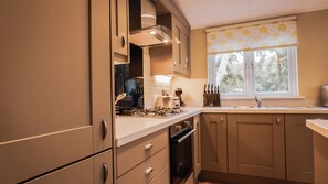 Microwave - Woodland Lodge with hot tub - Warrenwood Country Park (East Sussex)