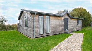 Exterior - Woodland Lodge with hot tub - Warrenwood Country Park (East Sussex)