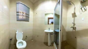 Classic Room | Bathroom | Shower, rainfall showerhead, hair dryer, towels