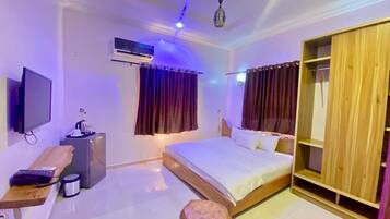 Traditional Apartment | Desk, laptop workspace, free WiFi