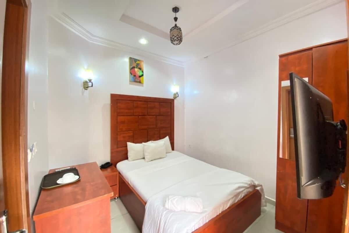 1 habitación, escritorio y espacio para trabajar con laptop